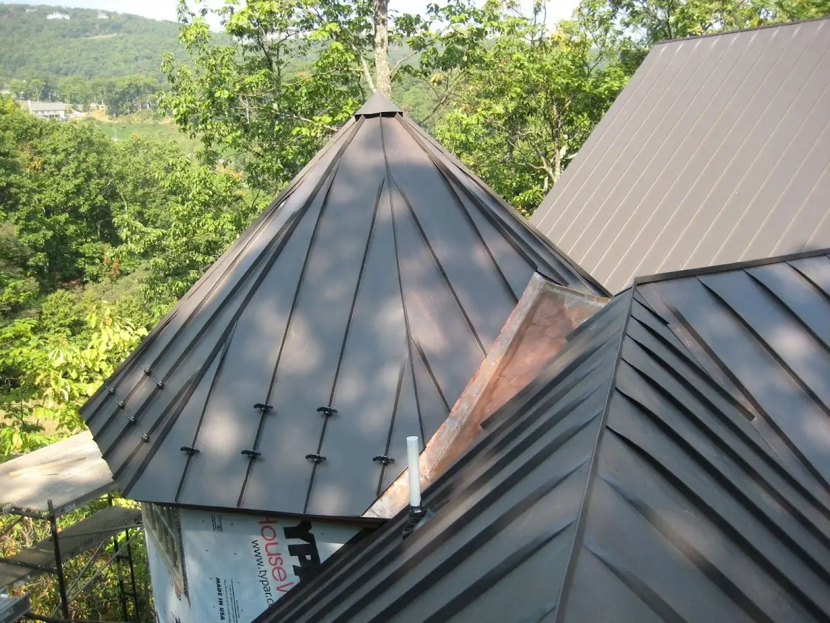 Professional Gutter Cleaning by Craftsman Roofing in Hinda